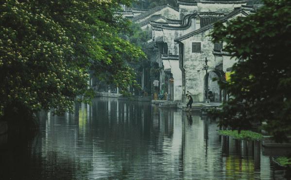 德国人来中国重庆，一下车就迷茫了：你们管这叫地铁？